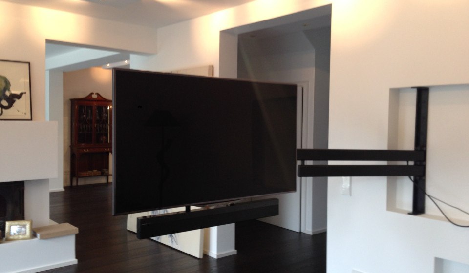 Schwenkbare TV Halterung